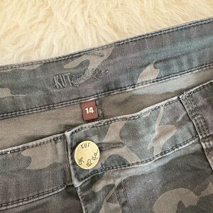 Kut from the Kloth Gray Camo Pants